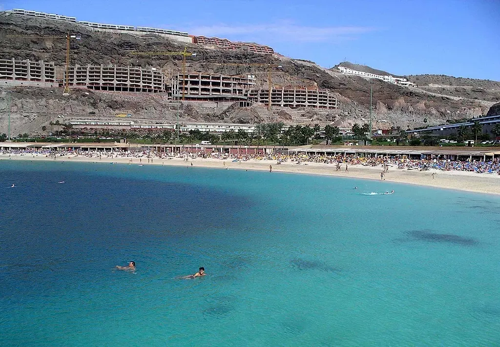Vista aérea de la bahía de Playa de Amadores con su arena blanca y aguas turquesas