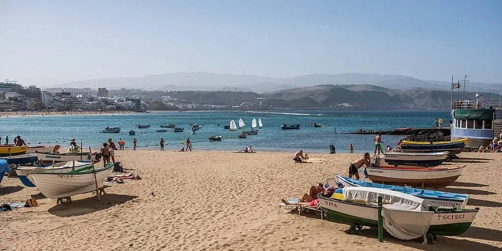 Vista aérea de la Playa de Las Canteras con La Barra protegiendo la zona de baño