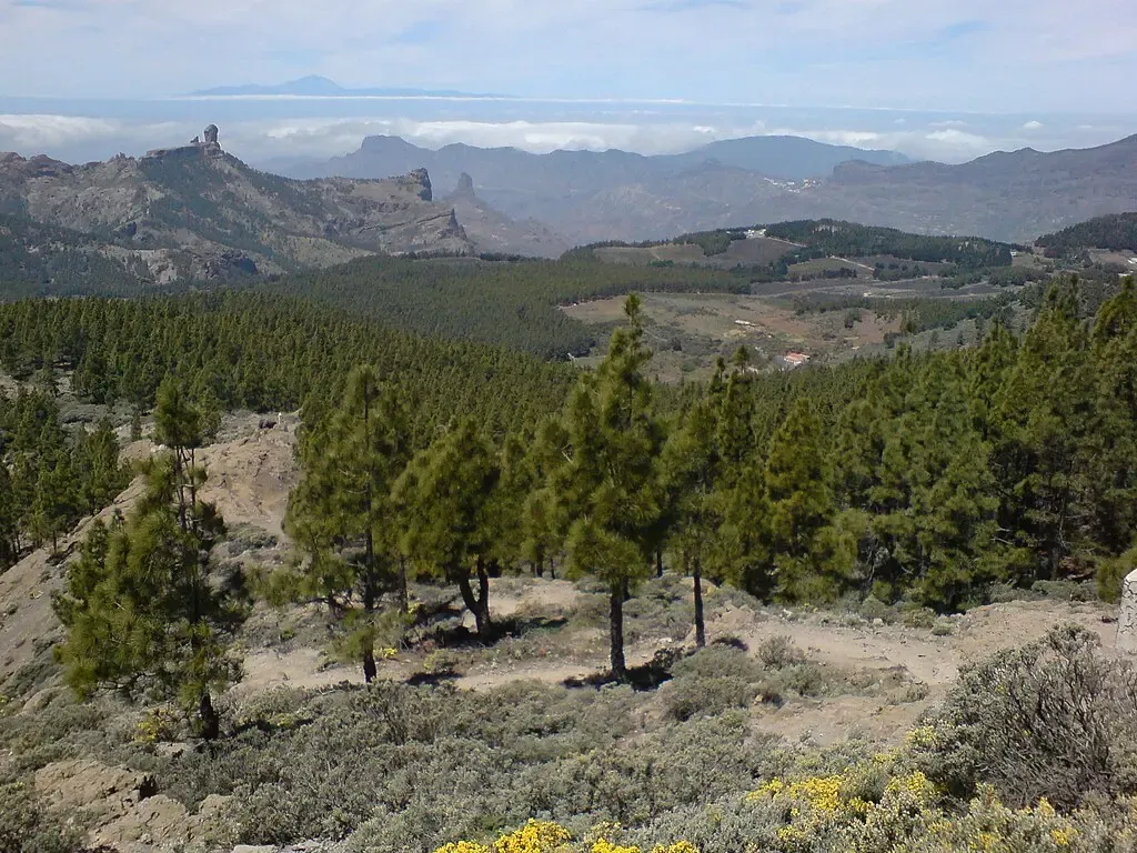 Senderista llegando a la base del Roque Nublo con vistas a la caldera