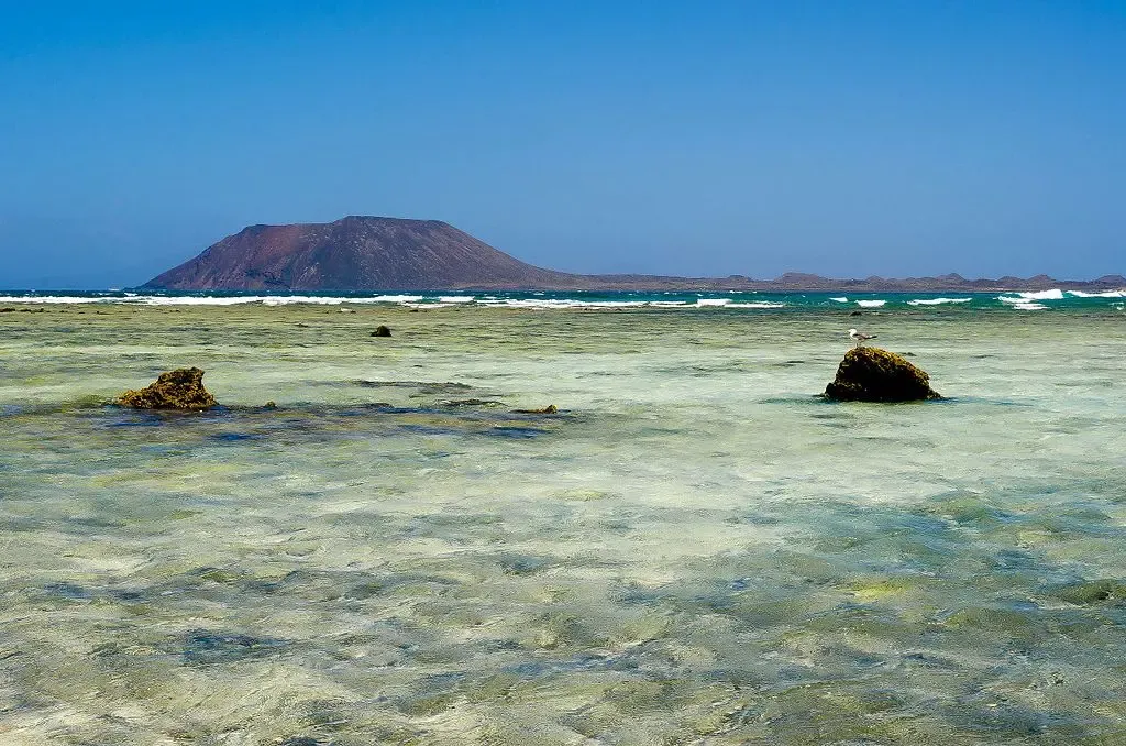 Kilómetros de arena blanca y fina en las Grandes Playas de Corralejo con el mar turquesa