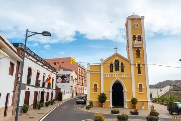 Fachada de la Iglesia de Nuestra Señora de la Encarnación en Hermigua, con su característico campanario.