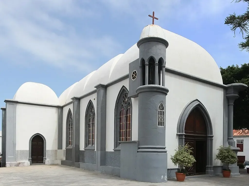 Fachada de la Iglesia de San Marcos Evangelista en Agulo, con sus características cúpulas blancas y estilo neogótico.