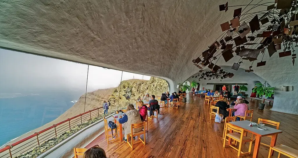 Interior del Mirador del Río con los grandes ventanales curvos ofreciendo vistas a La Graciosa.