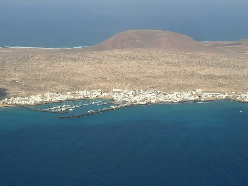 Imagen de Vista panorámica del Archipiélago Chinijo incluyendo Montaña Clara y Alegranza en un día claro.