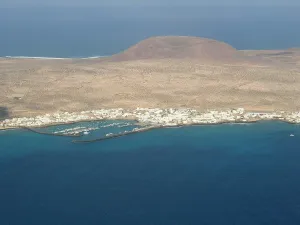Imagen de Vista panorámica del Archipiélago Chinijo incluyendo Montaña Clara y Alegranza en un día claro.