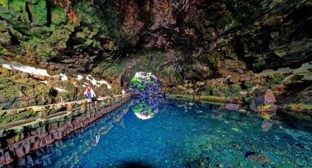 Imagen destacada para el artículo: Jameos del Agua: Guía Completa para Descubrir la Magia de Lanzarote