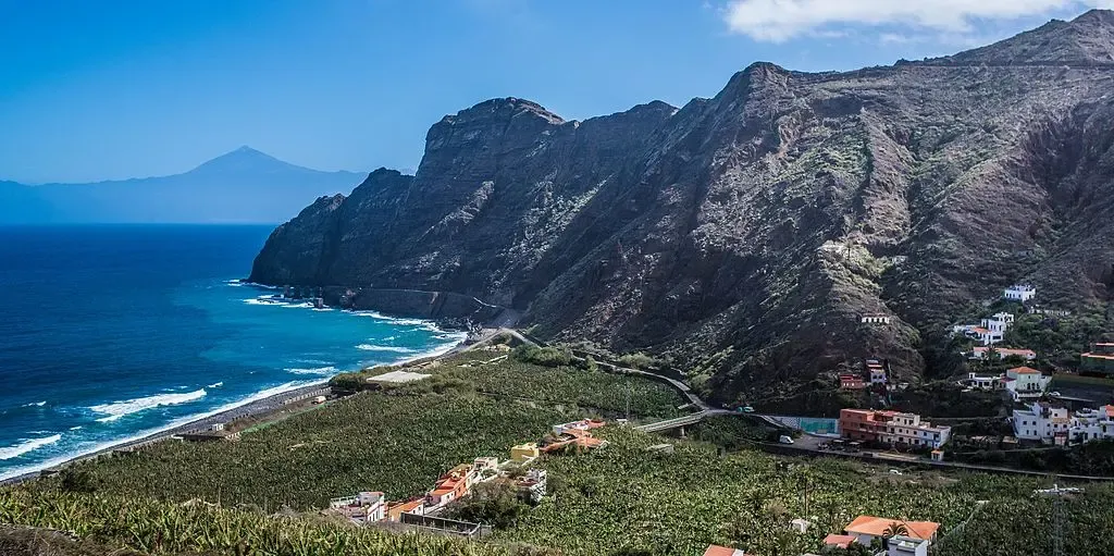 Vista panorámica del pueblo de Agulo con sus casas y bancales, y el Teide al fondo