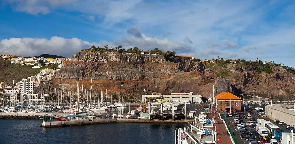 Ferry de Fred Olsen Express llegando al puerto de San Sebastián de La Gomera con el pueblo al fondo