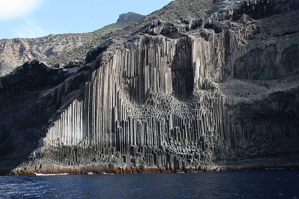Acantilado de Los Órganos visto desde un barco, mostrando las columnas basálticas