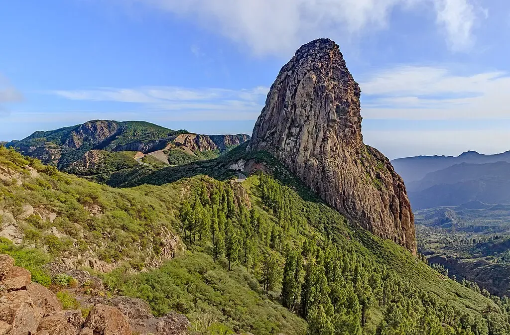 Vista del imponente Roque de Agando desde la carretera en La Gomera