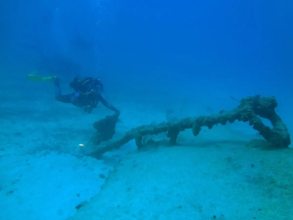 Buceador explorando un fondo marino rocoso con peces en la Reserva Marina de La Graciosa