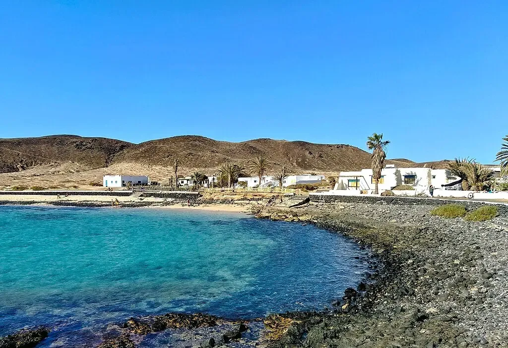 Casas blancas y cuidadas en el tranquilo pueblo de Pedro Barba, La Graciosa
