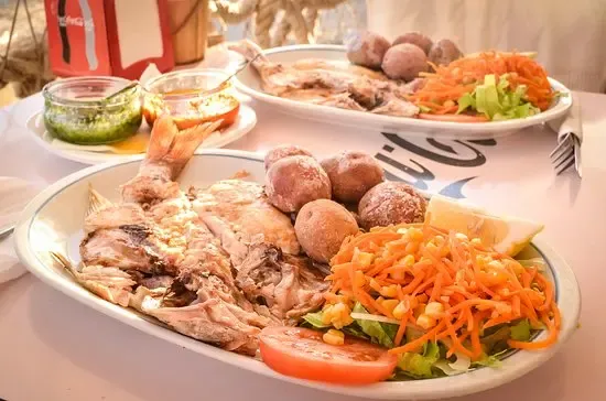 Plato de pescado fresco a la plancha (vieja o similar) con papas arrugadas y mojo en un restaurante de La Graciosa
