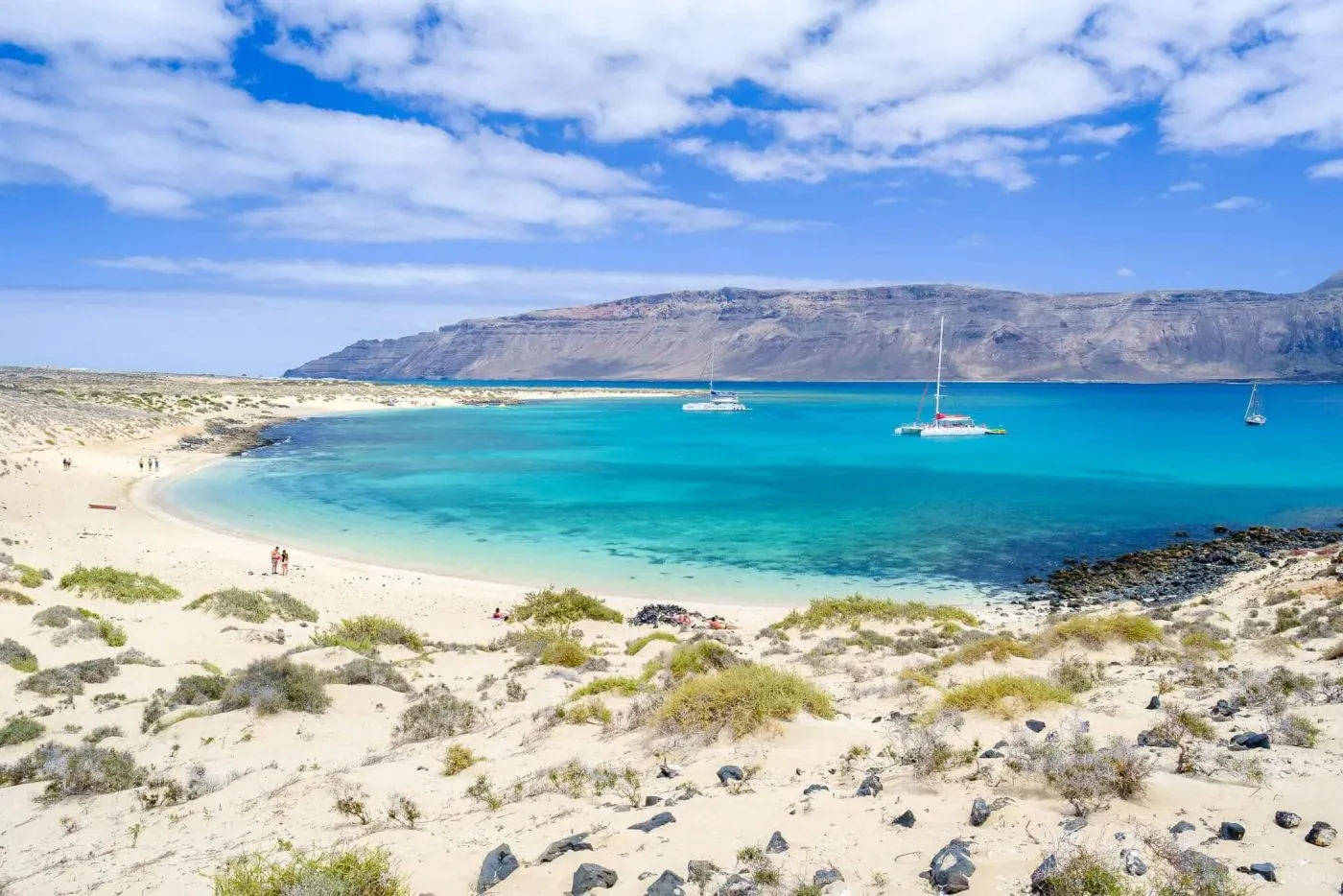 Vista panorámica de Playa de La Francesa con arena blanca, aguas turquesas y Montaña Amarilla al fondo