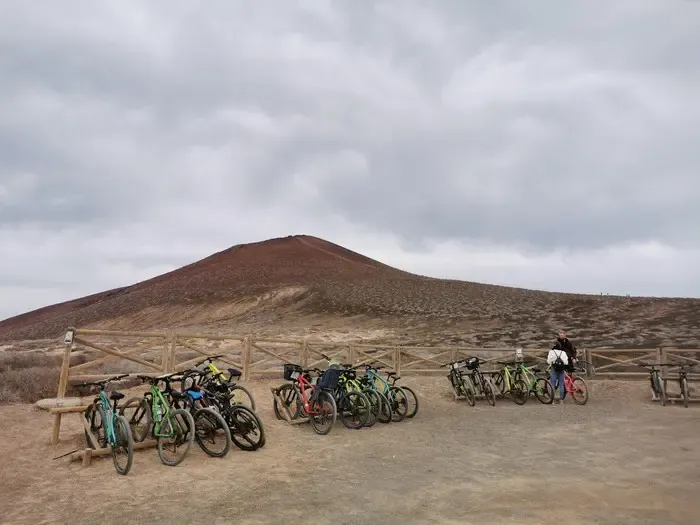 Ciclista en una pista de tierra en la ruta norte de La Graciosa, con paisaje volcánico