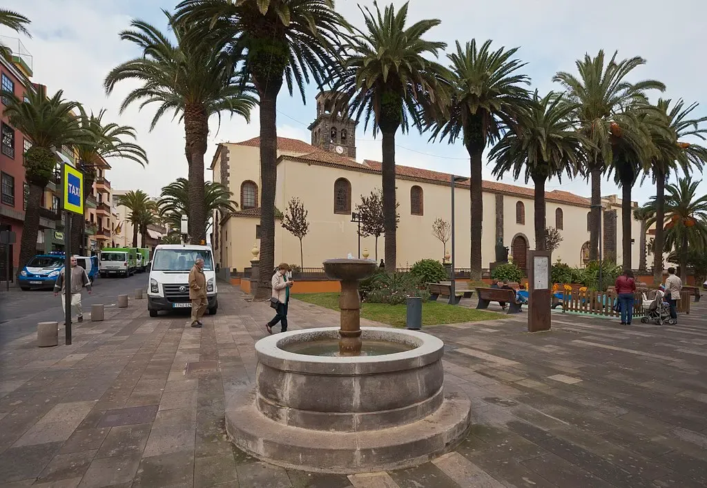 Calle peatonal empedrada en el casco histórico de La Laguna con casas coloniales de colores y balcones de madera.