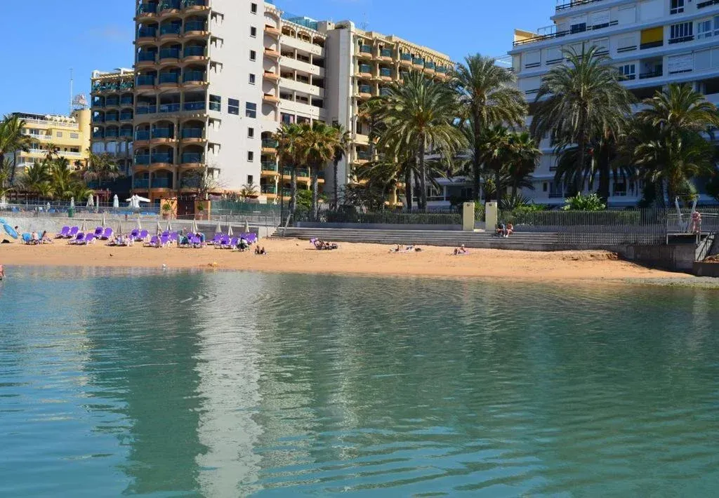 Aguas tranquilas y cristalinas de la Playa de La Lajilla, Arguineguín