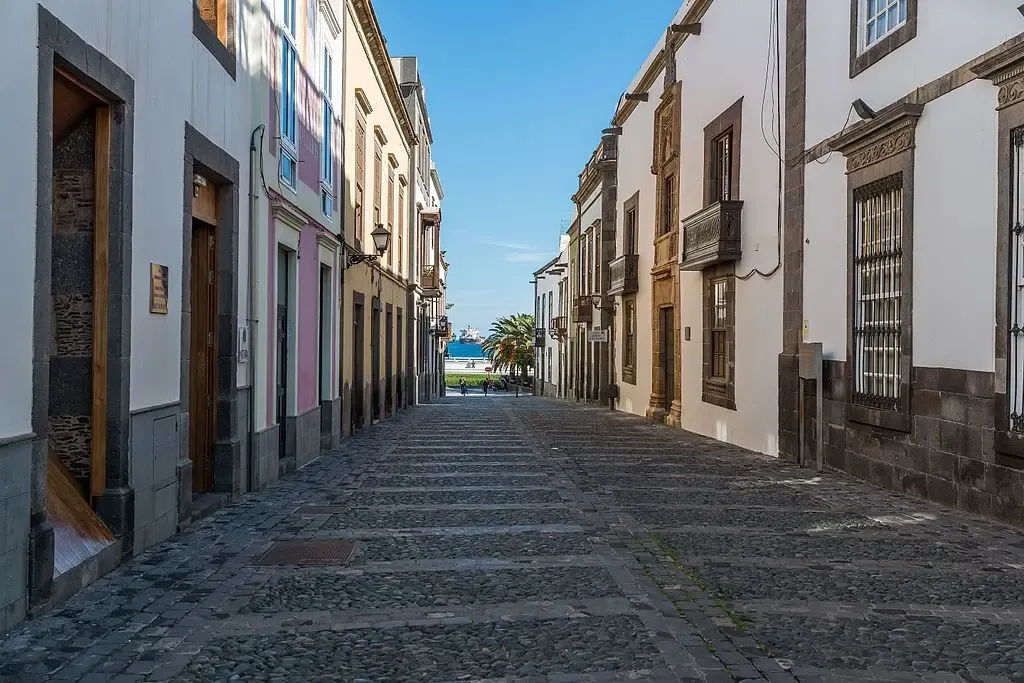 Calle adoquinada con balcones de madera típicos en el barrio de Vegueta, Las Palmas de Gran Canaria