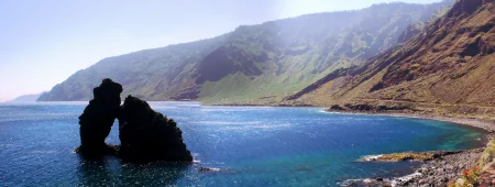 Imagen destacada para el artículo: Las Playas de El Hierro: La Cicatriz que te Abraza
