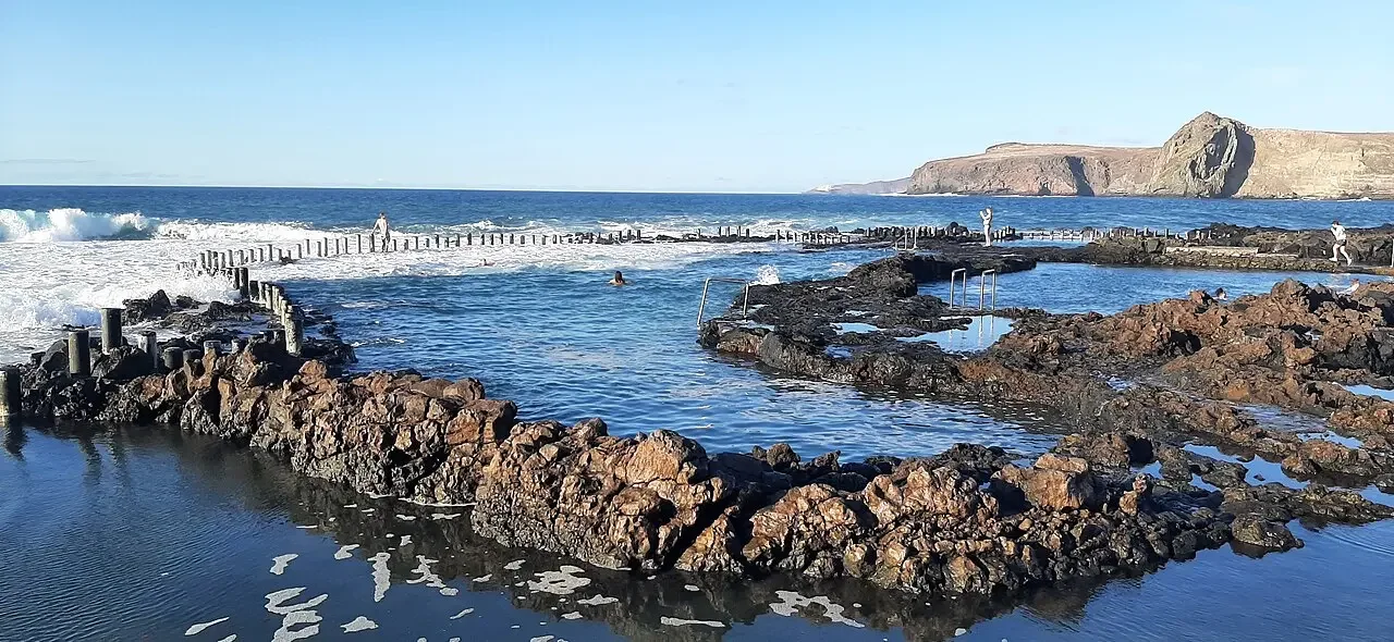 Las piscinas naturales de Las Salinas de Agaete, un lugar perfecto para un baño protegido del oleaje.