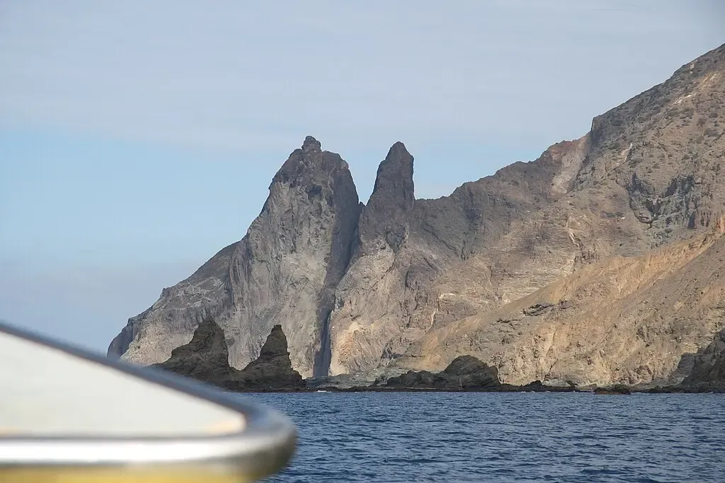 Impresionante acantilado de Los Órganos visto desde un barco de excursión, La Gomera