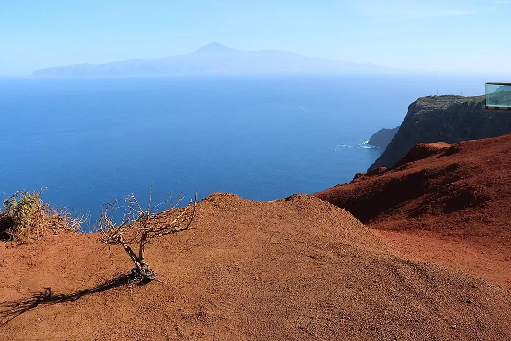 Vistas panorámicas desde el Mirador de Abrante hacia el valle de Agulo y Tenerife con el Teide al fondo