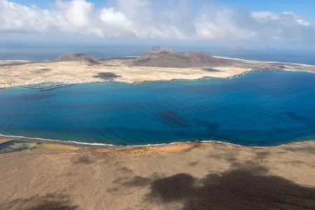 Imagen destacada para el artículo: Mirador del Río: La Ventana Mágica de Lanzarote al Archipiélago Chinijo