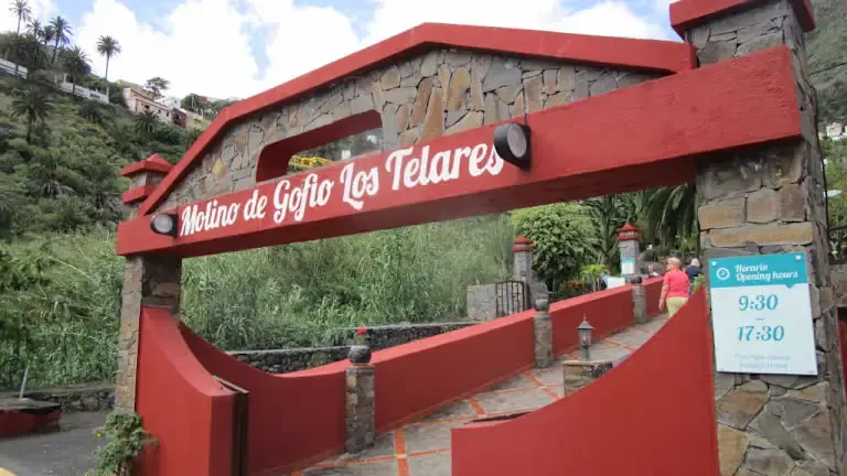 Interior del antiguo molino de agua para gofio en el Parque Etnográfico Los Telares, Hermigua.