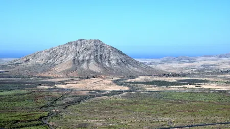 Imagen destacada para el artículo: Montaña de Tindaya: Misterio, Historia y Vistas Asombrosas en Fuerteventura