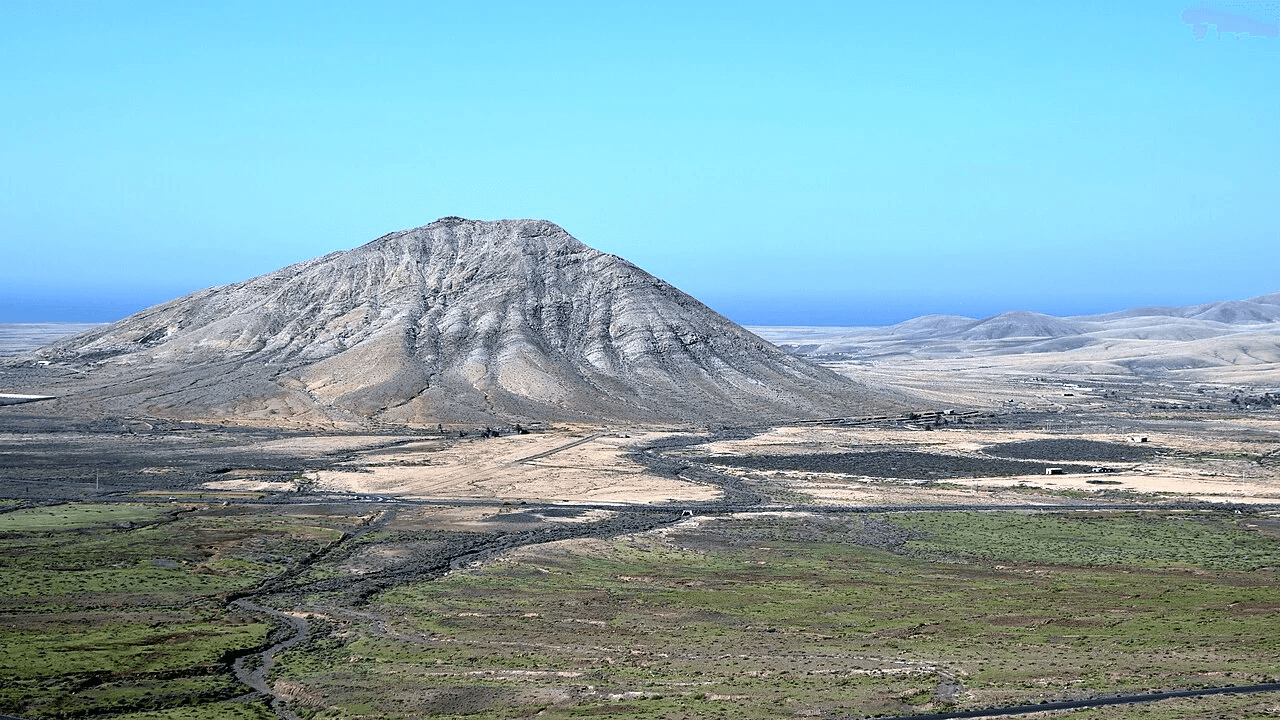 Imagen destacada del artículo: Montaña de Tindaya: Misterio, Historia y Vistas Asombrosas en Fuerteventura