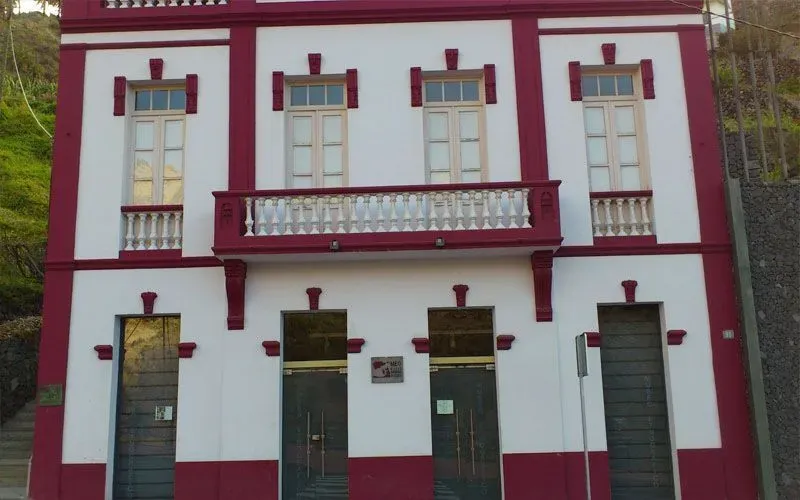 Entrada o sala interior del Museo Etnográfico de La Gomera en Hermigua, mostrando aperos de labranza o artesanía.