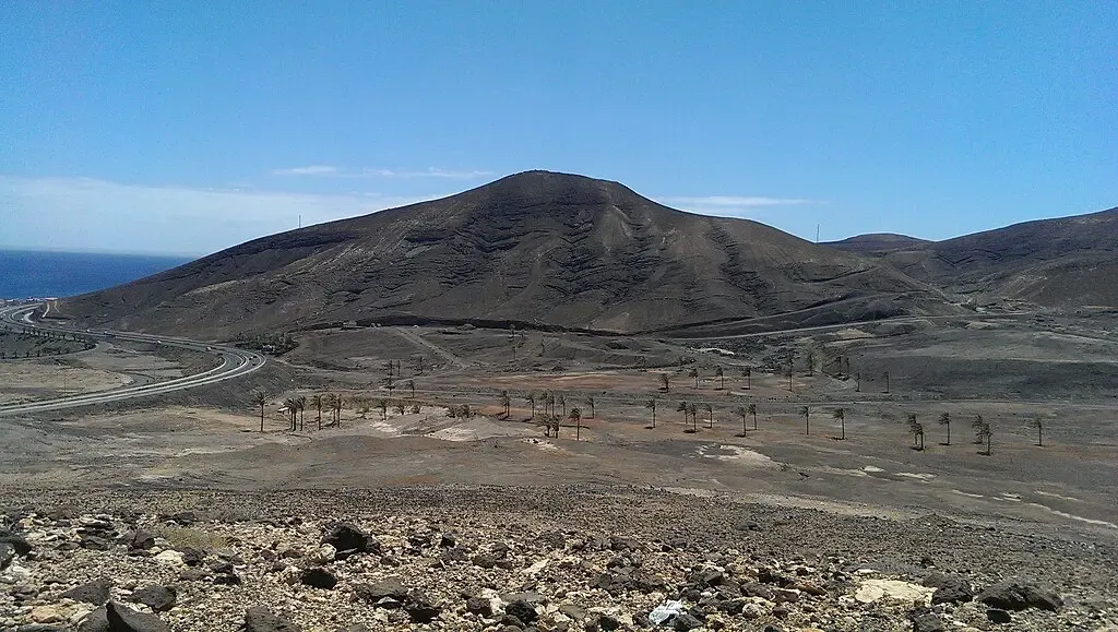 Paisaje árido y volcánico de Fuerteventura con montañas erosionadas