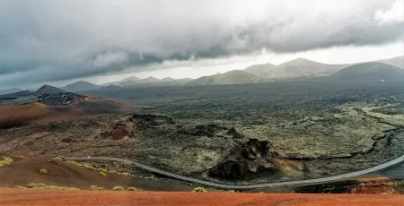 Imagen destacada para el artículo: Lanzarote: Un Viaje Sensorial por la Isla de Fuego y Arte