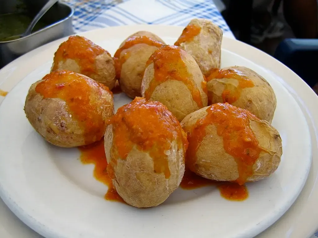 Plato típico de papas arrugadas con mojo rojo y verde canario