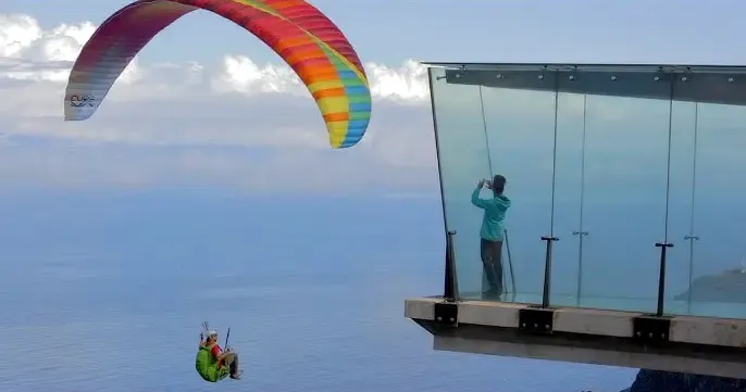 Parapentista despegando desde la zona cercana al Mirador de Abrante, con el valle de Agulo debajo