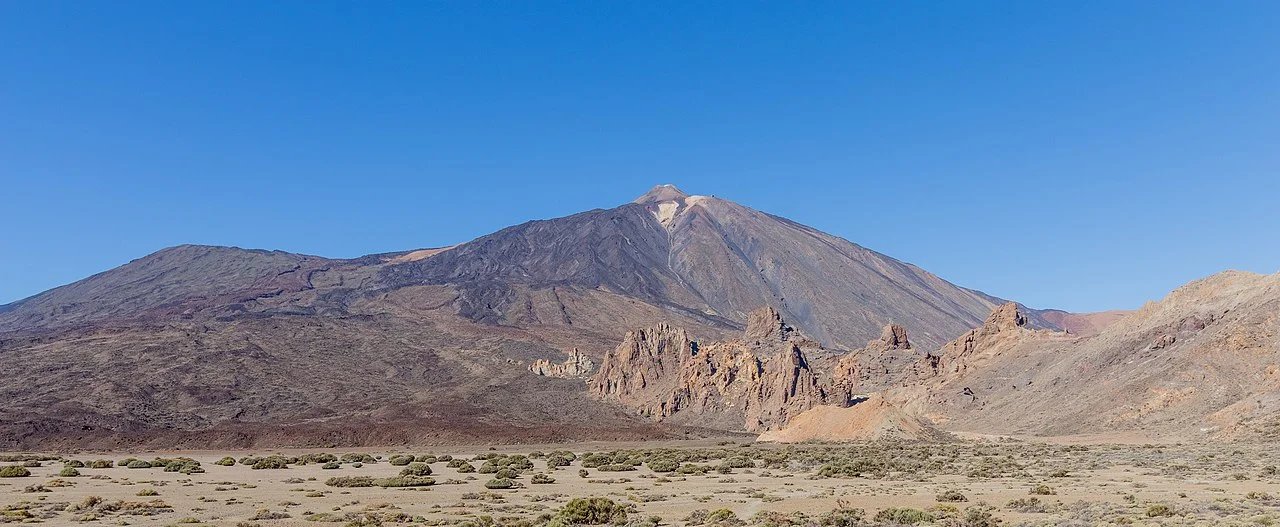 Imagen destacada del artículo: Parque Nacional del Teide: El Volcán más Alto de España