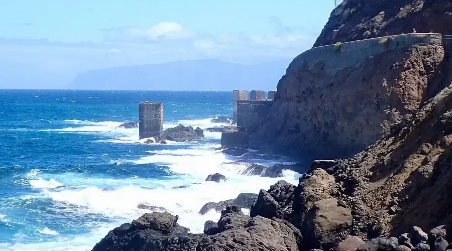 Imponentes pilares de hormigón del antiguo Pescante de Hermigua adentrándose en el mar.