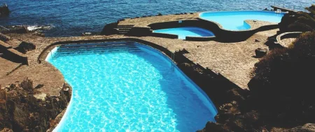 Imagen destacada para el artículo: Piscinas Naturales de La Caleta: Un Chapuzón en la Historia Volcánica