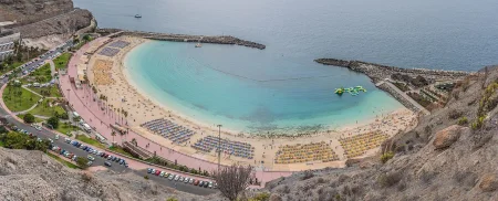 Imagen destacada para el artículo: Amadores: la playa donde el mar se toma un respiro