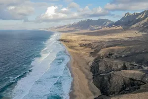 Imagen de La inmensa y salvaje playa de Cofete con sus olas rompiendo