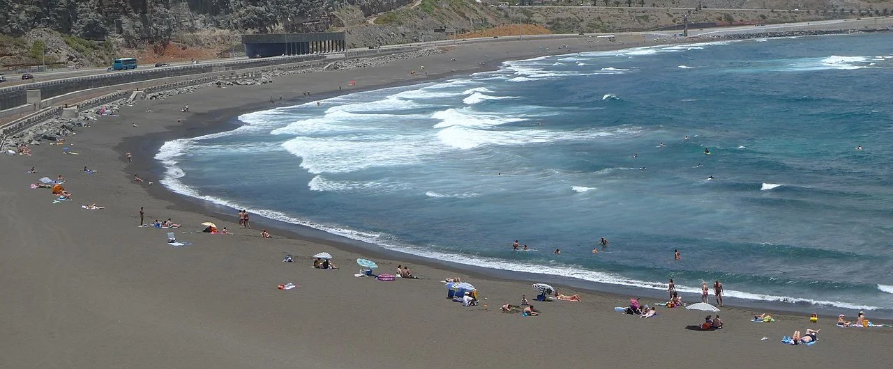 Imagen destacada del artículo: Playa de La Laja: Arena Volcánica y Olas para Surfear a las Puertas de la Capital