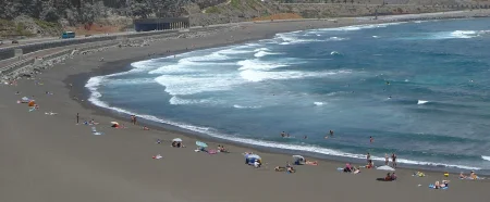 Imagen destacada para el artículo: Playa de La Laja: Arena Volcánica y Olas para Surfear a las Puertas de la Capital