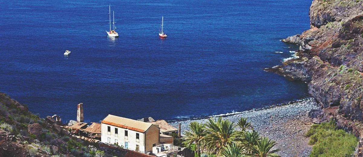 Imagen destacada para el artículo: Playa de La Negra: Refugio Volcánico para Buceadores y Amantes de la Paz