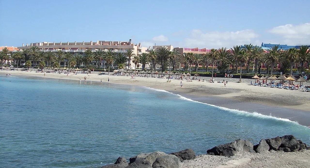 Imagen destacada del artículo: Playa de Las Américas: Sol, Arena y Diversión en el Corazón de Arona