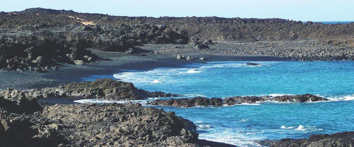 Playa de Las Malvas: Un Refugio Volcánico en la Costa Salvaje de Lanzarote Imagen destacada: Playa de Las Malvas: Un Refugio Volcánico en la Costa Salvaje de Lanzarote
