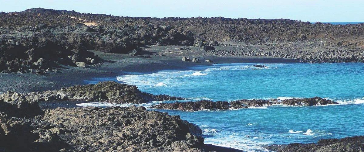 Imagen destacada del artículo: Playa de Las Malvas: Un Refugio Volcánico en la Costa Salvaje de Lanzarote