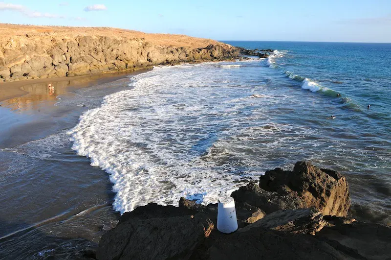 Arena oscura y callaos en la Playa de las Mujeres, Gran Canaria