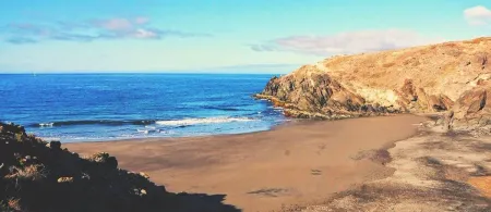 Imagen destacada para el artículo: Playa de las Mujeres: Un Refugio Tranquilo en Gran Canaria