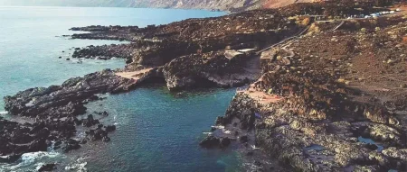 Imagen destacada para el artículo: Playa de Tacorón: Un Paraíso de Aguas Cristalinas en el Mar de las Calmas