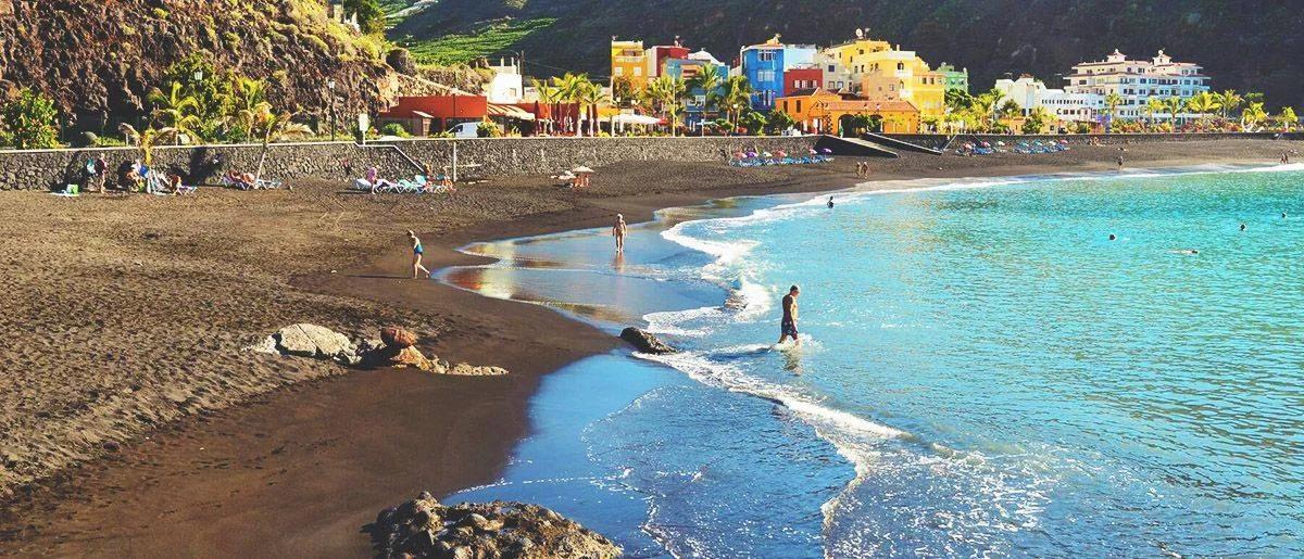 Imagen destacada del artículo: Playa de Tazacorte: Un Oasis de Arena Negra con Sabor Marinero